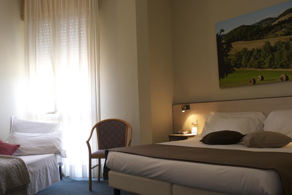 Hotel Ristorante Alcide Poggibonsi Kültér fotó
