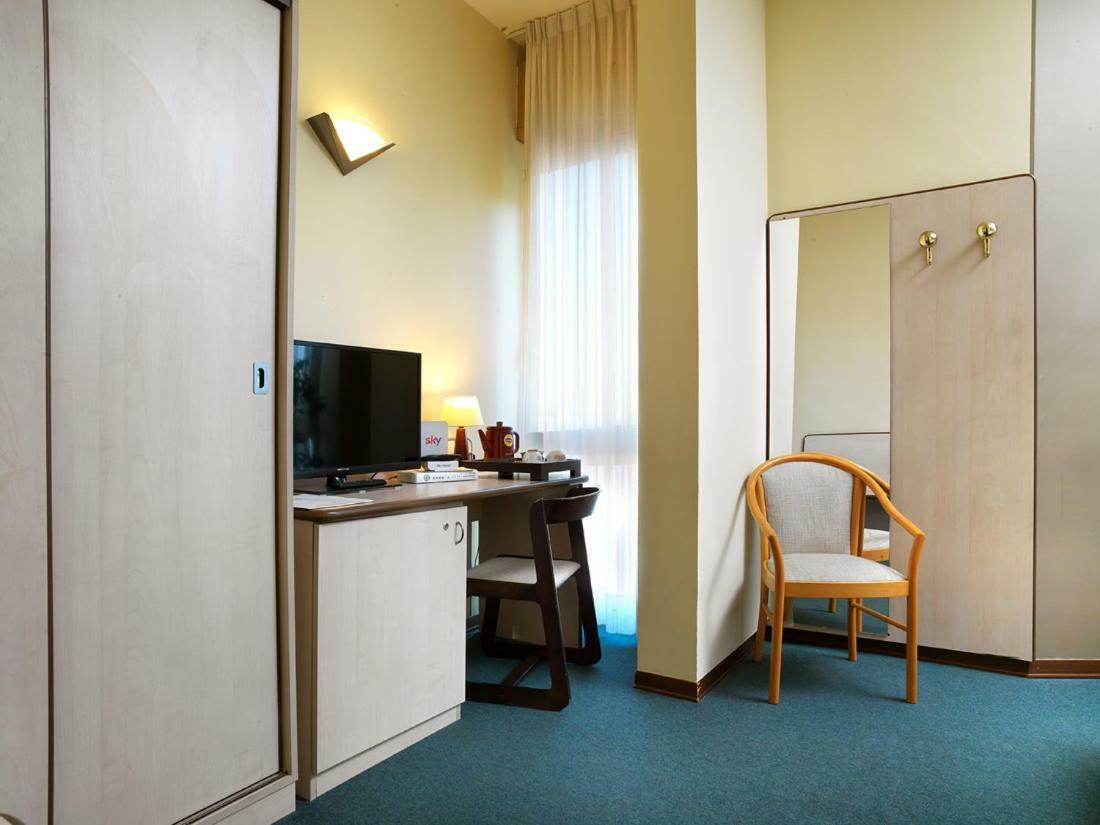 Hotel Ristorante Alcide Poggibonsi Kültér fotó